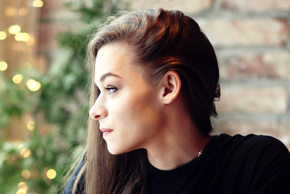 profile of woman with thin lips
